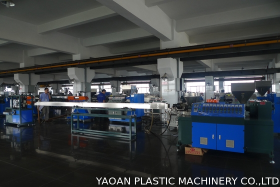 Einfach lassen Sie den Plastiktrinkhalm laufen, der Maschine blaue Maschinen-Farbe macht